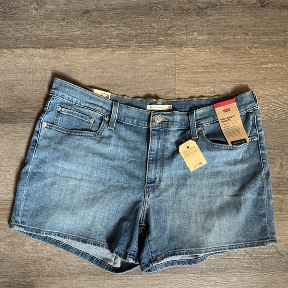 Levi's Mid Length Shorts - Picture 1 of 7
